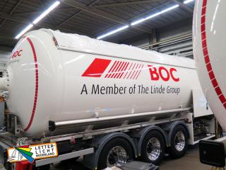 Vrachtwagen reclame contourmarkering reflectie oplegger.